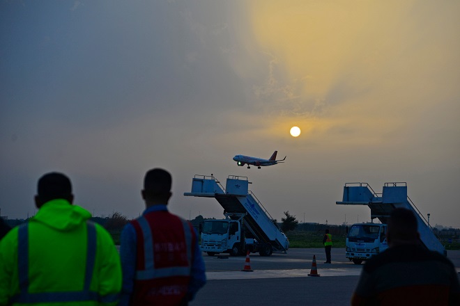 يراقب موظفو المطار وصول الرحلة الجوية الهندية الأولى في مطار النجف الدولي